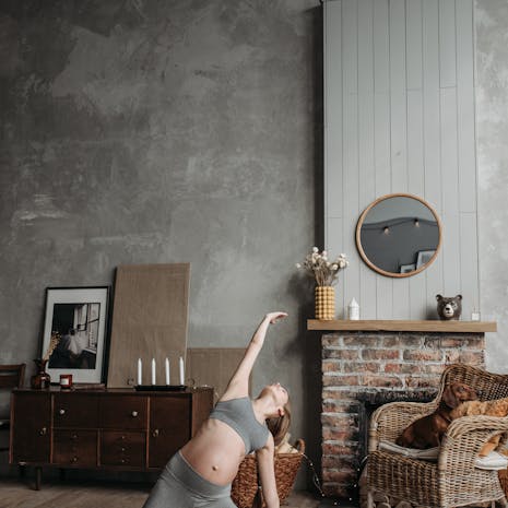 תמונה מאת Pavel Danilyuk Expectant mother in yoga pose indoors, promoting healthy lifestyle and wellness.